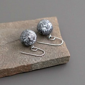 Orecchini a sfera neri e oro fatti a mano in carta riciclata, regalo per il primo anniversario di matrimonio per la moglie, delicati gioielli da ufficio per donna