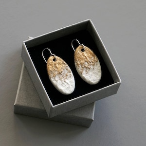 Moderni orecchini pendenti con accenti in bronzo, gioielli unici fatti a mano in cartapesta, regalo per il primo anniversario di matrimonio per lei, regali in carta riciclata