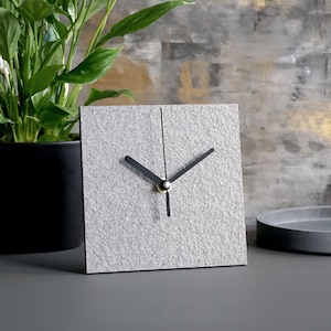 Orologio da tavolo in carta riciclata per una casa moderna e sostenibile, Orologio da tavolo minimalista fatto a mano con carta di scarto, Orologio da ufficio industriale