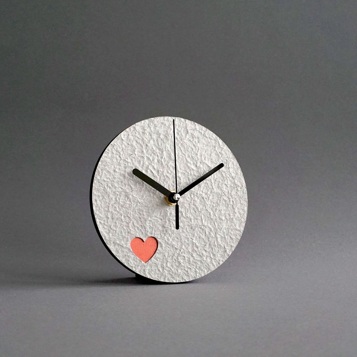 horloge de cheminée ronde minimaliste avec coeur, cadeau romantique 1er anniversaire pour elle, horloge bureau en papier recyclé fait main