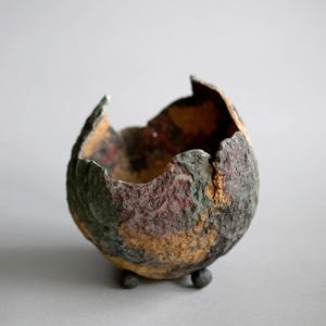 Handgemachte skulpturale Pappmaché-Schale, Organisches strukturiertes dekoratives Gefäß mit erdigen Tönen