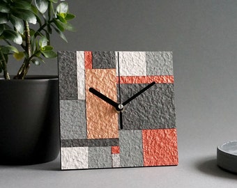 Moderne schoorsteenmantel, handgemaakt van gerecycled papier, geometrisch mozaïek milieuvriendelijk decor, unieke koperen klok, 1-jarig jubileumcadeau voor stel