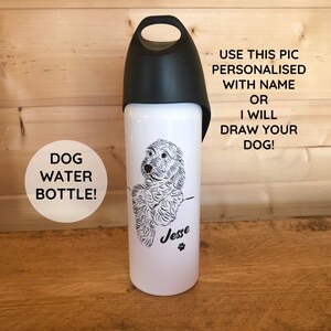 Könnte beinhalten: Eine weiße Wasserflasche mit einem schwarzen Deckel und einer Schwarzweißillustration eines Hundes mit dem Namen "Jesse" darauf. Der Text "DOG WATER BOTTLE!" ist auf einem weißen Kreis in der linken unteren Ecke des Bildes gedruckt. Der Text "USE THIS PIC PERSONALISED WITH NAME OR I WILL DRAW YOUR DOG!" ist in der rechten oberen Ecke des Bildes gedruckt.