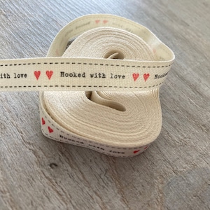 Hooked with Love Schleife, rote Herzen, bedrucktes Baumwollband, Nähen, Beschriften, Anhänger, Stoff, Dekoration, Geschenkverpackung, Strickerin, Häkeln, Handarbeiterin