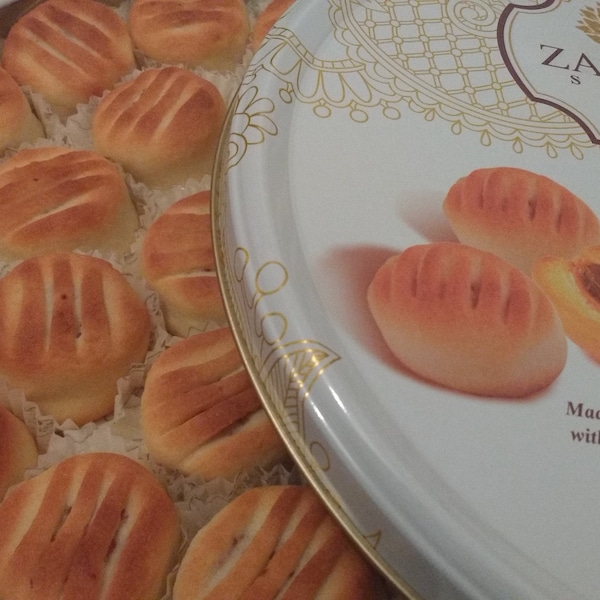 Mamoul with apricots - 1.1 lb tin Syrian Maamoul cookies with apricot jam