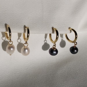 pearl huggie hoop earrings in white and grey