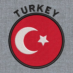 Può includere: Un cerchio rosso con una mezzaluna bianca e una stella all'interno, circondato da un cerchio nero con la parola "TURKEY" in lettere nere.