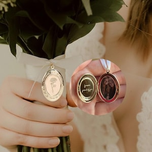Peut inclure: Médaillon ovale doré avec un motif floral, suspendu à un ruban blanc. Le médaillon est attaché à un bouquet de fleurs. Un gros plan montre le médaillon ouvert, révélant une photo et l'inscription "forever and always."