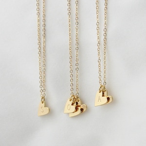 Collar personalizado con inicial de corazón, collar personalizado con dijes de nombre pequeño, joyería delicada con etiqueta de oro, regalo de cumpleaños para amigas