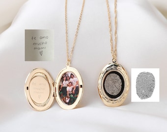 Puede incluir: Dos collares con medallón de oro. Un medallón tiene una foto de una familia en su interior, el otro tiene un diseño de huella digital. Ambos medallones tienen la inscripción "te amo mucho mami" en su interior.