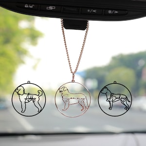 Könnte beinhalten: Drei Auto-Anhänger mit Hundesilhouetten und Namen. Die Anhänger sind rund und schwarz mit einer roségoldenen Kette. Die Namen sind "Addy", "Sammy" und "Bailey".