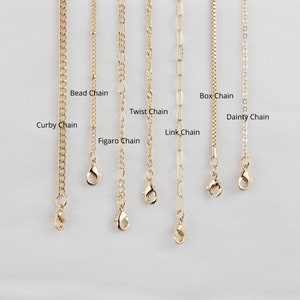 Op de afbeelding: Een close-up van zeven verschillende gouden kettingen, elk met een andere stijl en naam: Curby-ketting, kralenketting, Figaro-ketting, draaiketting, schakels, boxketting en delicate ketting.