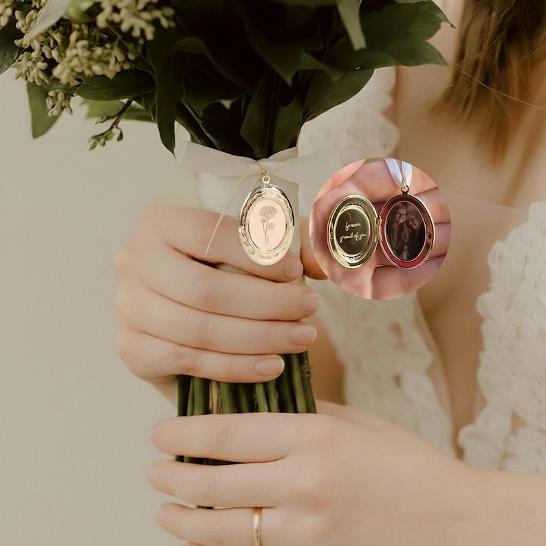 Puede incluir: Un medall&oacute;n ovalado dorado con un dise&ntilde;o floral, sujeto a un ramo con una cinta blanca. El medall&oacute;n se abre para revelar una foto y la inscripci&oacute;n "forever and always". Un recuerdo de boda.