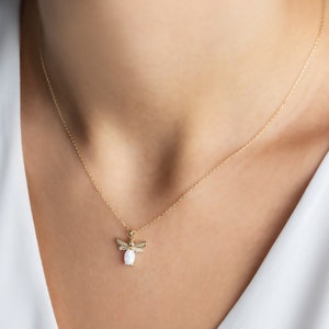 Dragonfly Gold Necklace - 14k Gold Necklace - Dragonfly Necklace - Animal jewelry -  Valentines Day Gift - Gifts For Her