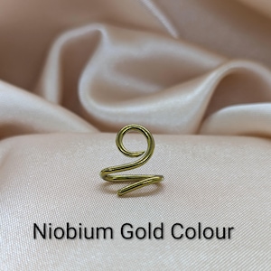 K&ouml;nnte beinhalten: Ein goldfarbener Ohrring aus Niob mit einem durchgehenden Drahtdesign, das oben eine Spirale und eine geschwungene Basis bildet. Das Metall hat eine glatte, polierte Oberfl&auml;che. Der Text Niobium Gold Colour ist unten im Bild aufgedruckt.