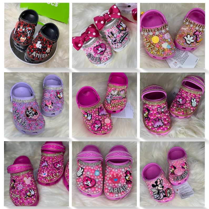 Puede incluir: Nueve pares de zuecos para ni&ntilde;os de color rosa y morado decorados con pedrer&iacute;a, purpurina y varios personajes de Disney, incluidos Mickey Mouse, Minnie Mouse y princesas. Los zuecos est&aacute;n personalizados con nombres como "Amira", "Lilah", "Ella" y "Arian".