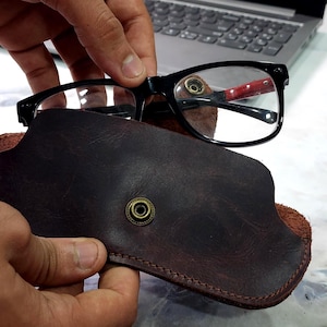 Vintage look Brown Leather eyeglass case, Leather glasses for gift, soft Eyeglass case, sunglass holder for men and women, genuine leather.