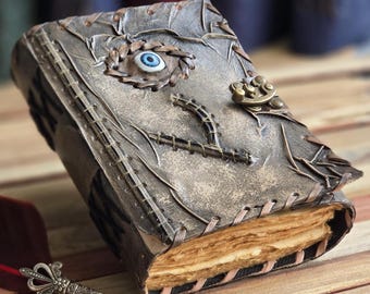 Diario de cuero hecho a mano con globo ocular: Cuaderno de grimorio gótico