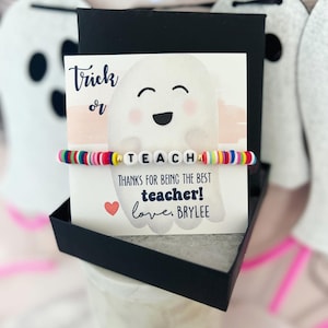 Dolcetto o scherzetto, regalo di Halloween per insegnanti! Regalo di apprezzamento per insegnanti, braccialetto TEACH con perline di dischi di argilla, biglietto personalizzato, scatola e nastro!