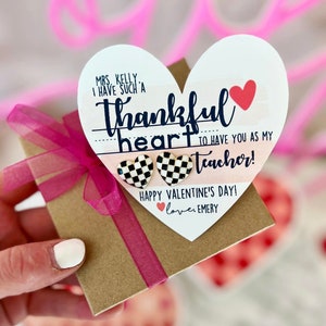 Regalo de San Valentín para el maestro, gracias por ser el mejor maestro, aretes de corazón para el día de San Valentín, regalo para el maestro, tarjeta personalizada, caja y cinta.