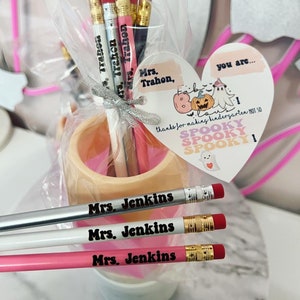 Cadeau de professeur d'Halloween ! Crayons gravés avec pot à crayons rose ou rouge ! Nom des professeurs personnalisé ! Emballage cadeau avec carte cœur, porte-gobelet à crayons !