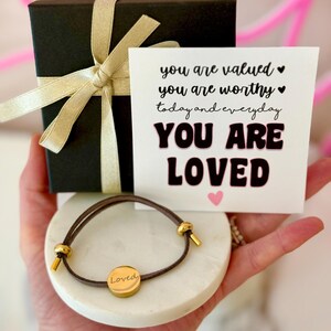 Eres amada, pulsera ajustable grabada, hipoalergénica y que no se deslustra. Regalo de aliento, regalo universitario, regalo para hija, mamá primeriza