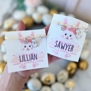 Osterhasen Charm Armband, Ostern Korb Geschenk, Osterhasen Armband, personalisierte Karte, Box & Band inklusive! Kinderarmband, verstellbar!