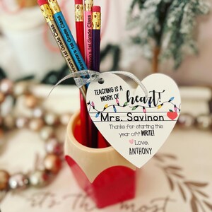 Kerstleraar cadeau! Gegraveerde potloden met roze of rode potloodbeker! Naam leraar gepersonaliseerd! Cadeaupapier met hartkaart, potloodbekerhouder!
