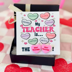 La mia insegnante è... la MIGLIORE INSEGNANTE Orecchini a forma di cuore rosa! Regalo di San Valentino, Grazie per essere la migliore insegnante, biglietto, scatola e nastro!