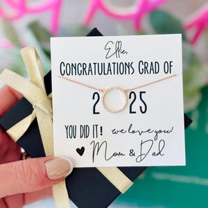 Félicitations au diplômé de 2025 ! Collier à pendentif cercle, cadeau de remise des diplômes, ne ternit pas et hypoallergénique, carte personnalisée, boîte + ruban !