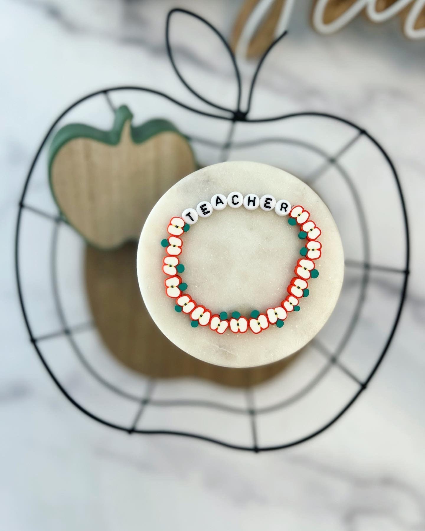 Bracciale con messaggio di ringraziamento per l'insegnante, ciondolo a forma di mela in argento - Italia
