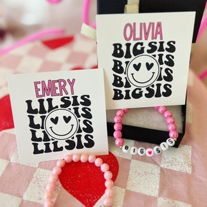 Grote zus of kleine zus, cadeau nieuw babyzusje, cadeau van baby, zusje, armband, gepersonaliseerde kaart met glimlach, doosje en lint!