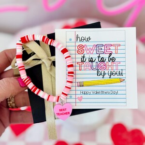 Bracelet à breloques BEST PROFESSEUR chérie, cadeau de Saint-Valentin, comme il est doux d'être enseigné par VOUS carte, boîte et ruban !