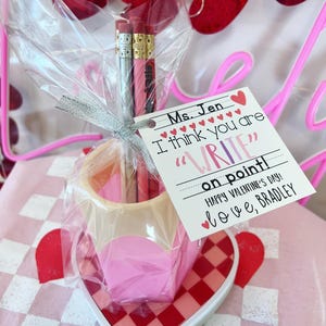 Valentinstag Lehrer Geschenk! Personalisierte Bleistifte für Lehrer!  Sie sind damit auf den Punkt gebracht! Geschenkverpackung mit Herzkarte, Stiftetassenhalter!