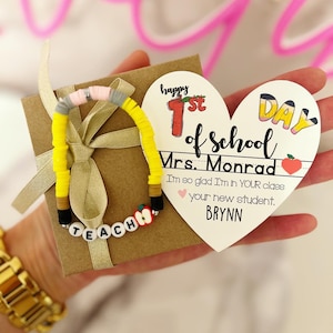 Regalo per l'insegnante di ritorno a scuola! Buon regalo per l'insegnante del primo giorno di scuola! Sono così felice di essere nella tua classe! Braccialetto, scatola di carte + nastro!