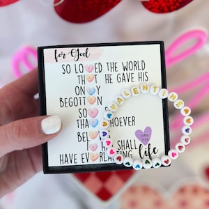 Valentijnsdag Bijbelvers-armband, For God So Loved The World-bijbeltekst, valentijnsarmband, kaart, doos en lint. Valentijnsdagcadeau