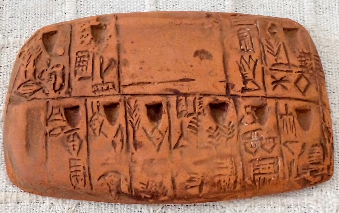 古代象形文字が刻まれた粘土板。紀元後期のメソポタミアで生まれ