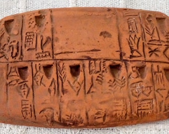 古代象形文字が刻まれた粘土板。紀元後期のメソポタミアで発見された
