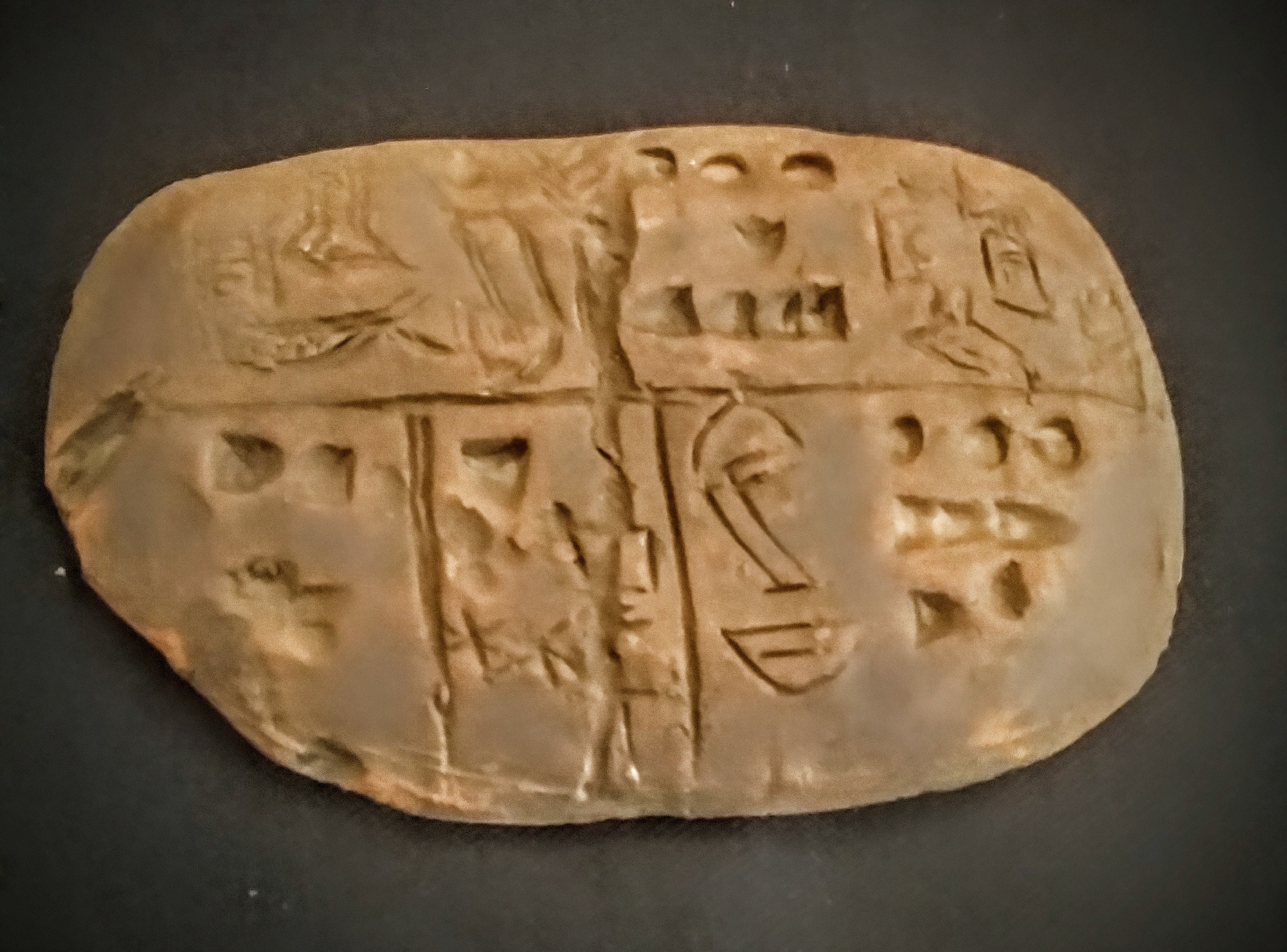 楔形文字以前の粘土板のレプリカ：メソポタミアの遺物（紀元前3500年