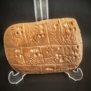 Early Writing Tablet recording the allocation of beer, 3100-3000 BC, Late Prehistoric period, / © British museum,(12&#39;&#39;10&#39;&#39;3&#39;&#39;cm) replica
