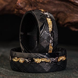 Damascus Meteorite Black Steel Ring, Gold Leaf Inlay, Hammered Men&#39;s Wedding Band, Galaxy Crushed Stone Engagement Promise Ring for Him