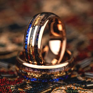 Anello in tungsteno oro 18 carati, anello in opale viola, fede nuziale da uomo in meteorite, fede nuziale unica, regalo di anniversario, regalo di San Valentino per lui
