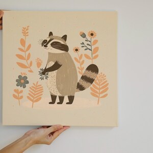 Encantadora ilustración de mapache, estilo caprichoso, colores cálidos y apagados, arte de pared de guardería, descarga digital
