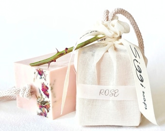 Lait de coco rose bulgare, savon à l'argile rose Love On A Rope de 8 oz entièrement naturel, zéro déchet, couleurs ou parfums fabriqués à la main en petit lot