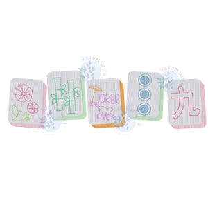 Peut inclure: Cinq tuiles de Mahjong brodées. Les tuiles présentent divers motifs, notamment des fleurs, du bambou, un joker avec un parapluie, trois cercles et le chiffre neuf. Chaque tuile a un fond blanc avec des broderies colorées et une bordure rose.