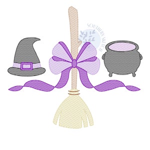Pode incluir: Um laço roxo amarrado em torno de um cabo de vassoura marrom com um chapéu de bruxa e um caldeirão de cada lado.