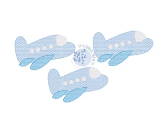Op de afbeelding: Drie blauwe vliegtuigen met witte ramen, tegen een witte achtergrond. De tekst "Southern Stitch" staat in een cirkel met een bloemenmotief.