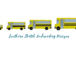 Op de afbeelding: Vier gele schoolbussen in verschillende maten, met zwarte strepen en ramen, op een witte achtergrond. De tekst "Southern Sketch Embroidery Designs" staat onder de bussen.