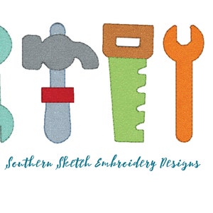 Puede incluir: Cinco herramientas bordadas de colores: una llave inglesa azul, un martillo gris con mango rojo, una sierra verde con mango marrón, una llave inglesa naranja y un destornillador azul. Southern Sketch Embroidery Designs.