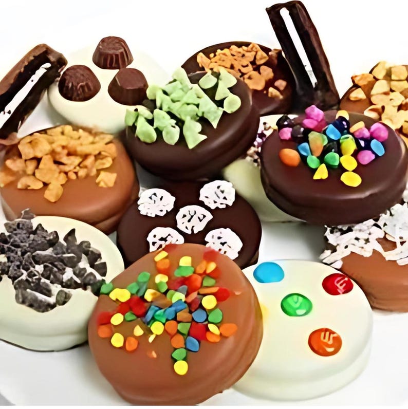 Puede incluir: Una variedad de galletas cubiertas de chocolate con varios ingredientes. Algunas galletas est&aacute;n cubiertas con nueces picadas, caramelos de colores o chispas de menta verde. Otras tienen glaseado blanco con caramelos de chocolate.